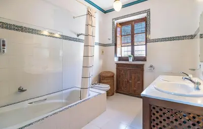 Un baño de 10 Bedroom Stunning Home In Santaella