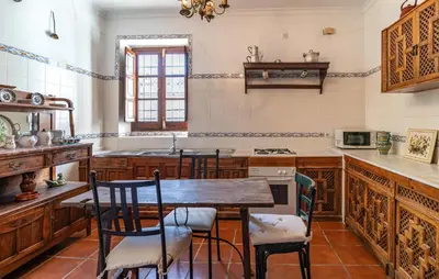 Una cocina o zona de cocina en 10 Bedroom Stunning Home In Santaella