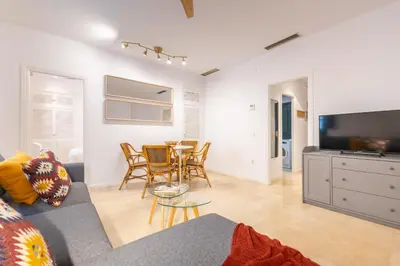 Una televisión o centro de entretenimiento en Charming apartment at Plaza Alameda by OCityzen
