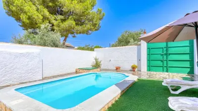 Piscina en o cerca de Cortijo San León Fuente de Piedra by Ruralidays