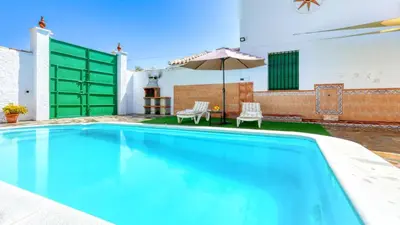 Piscina en o cerca de Cortijo San León Fuente de Piedra by Ruralidays
