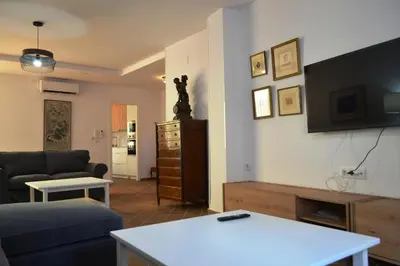 Una televisión o centro de entretenimiento en SunShine Paseo de la Victoria