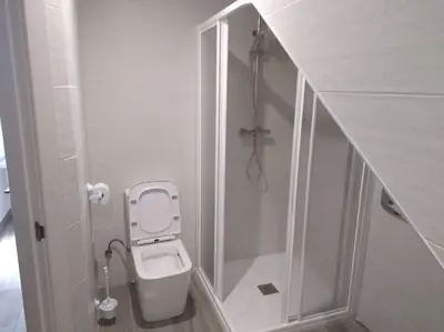 Un baño de apartamento nuevo
