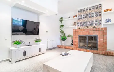 Una televisión o centro de entretenimiento en 2 Bedroom Lovely Home In Carratraca