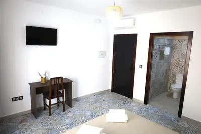 Una televisión o centro de entretenimiento en Hospedium DLJ Hostal La Paz