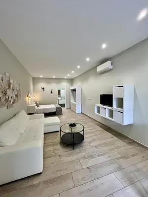 Una televisión o centro de entretenimiento en Califa SuitesGP 5