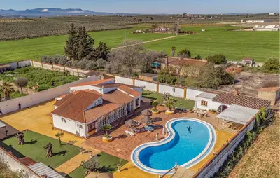Piscina en o cerca de Gorgeous Home In Puente Genil With Wifi