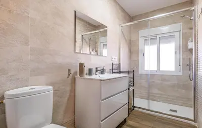 Un baño de Gorgeous Home In Puente Genil With Wifi