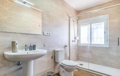 Un baño de Gorgeous Home In Puente Genil With Wifi