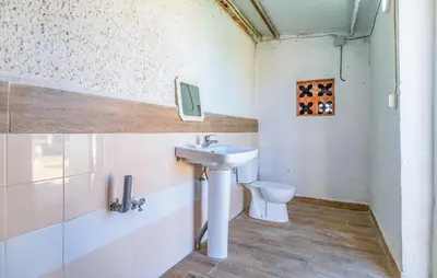 Un baño de Gorgeous Home In Puente Genil With Wifi