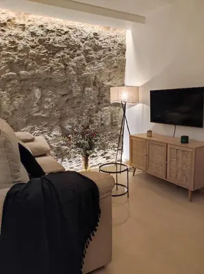 Una televisión o centro de entretenimiento en Casa Cueva Un Rinconcito en Setenil