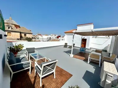 Un balcón o terraza de Ático con gran terraza privada - CozyHomeSevilla8