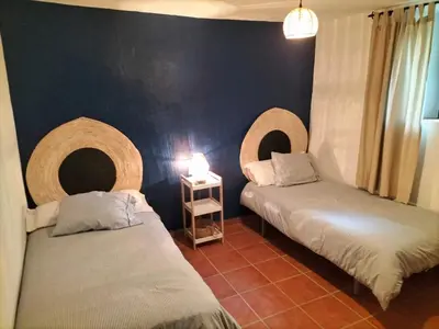 Cama o camas de una habitación en Cortijo Rural El Contador, con chimenea