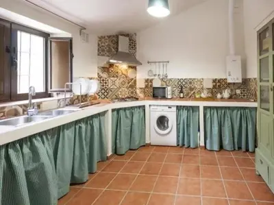 Una cocina o zona de cocina en Cortijo Rural El Contador, con chimenea