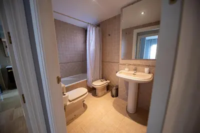 Un baño de RentitSpain - Jaén - Ático Exlusivo con Balcón Curvo en el Centro