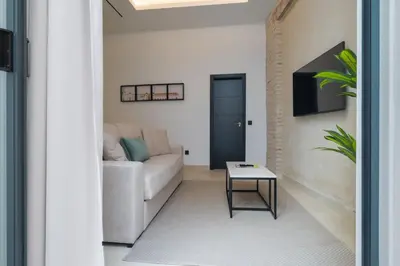 Una televisión o centro de entretenimiento en New Design Apartment - Private patio - Gallos 3