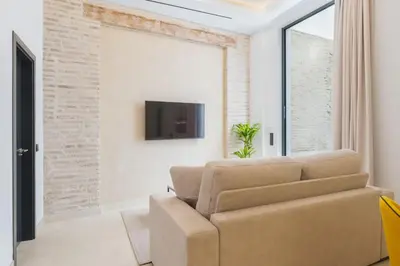 Una televisión o centro de entretenimiento en New Design Apartment - Private patio - Gallos 3