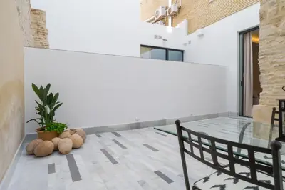 Un balcón o terraza de New Design Apartment - Private patio - Gallos 3