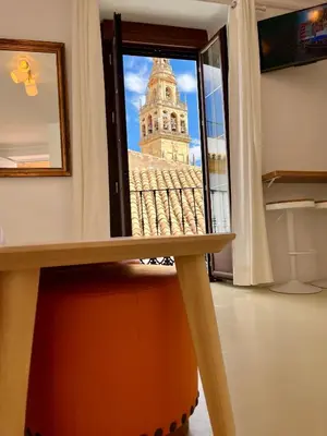 Una televisión o centro de entretenimiento en Estudio 2 by MezquitaSuites