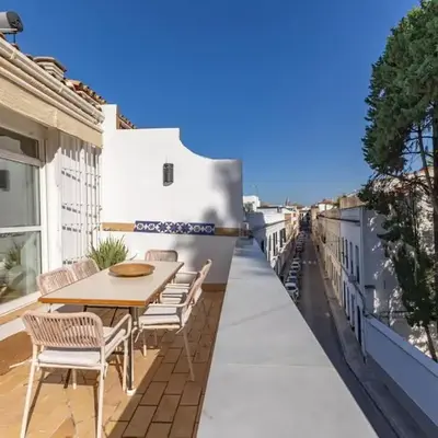 Pasaje Mallol Penthouse by Valcambre