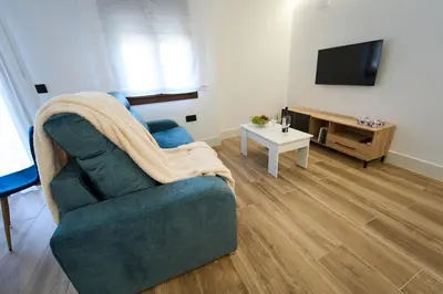 Una televisión o centro de entretenimiento en 1ª planta C Apartamentos Juan Robledo Centro ciudad