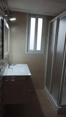Un baño de Centro Linares Santiago B&A