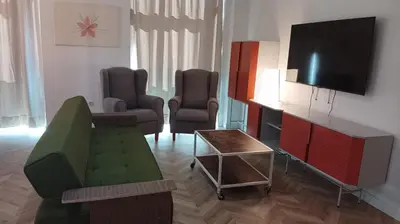 Una televisión o centro de entretenimiento en Centro Linares Santiago B&A