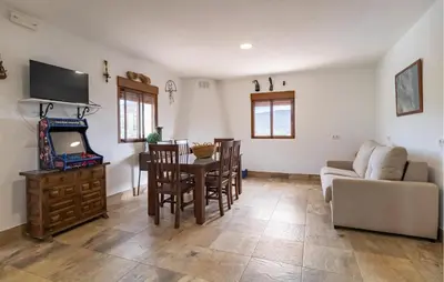 Una cocina o zona de cocina en Pet Friendly Home In Algarinejo