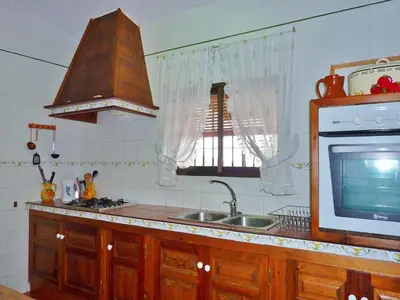 Una cocina o zona de cocina en Family Stay with Private Pool