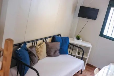 Una televisión o centro de entretenimiento en CENTRO DE OCIO ALÚA Bungalows Camping Rafting Benamejí