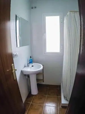 Un baño de CENTRO DE OCIO ALÚA Bungalows Camping Rafting Benamejí