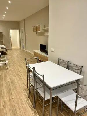 Una televisión o centro de entretenimiento en Jardines Suites GP