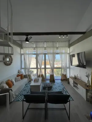 Una televisión o centro de entretenimiento en Dharmia