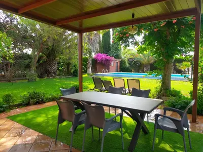 Jardín al aire libre en Precioso chalet próximo a Sevilla con jardín y piscina privada 8 personas Wifi gratis 2 salones 4 dormitorios 2 baños