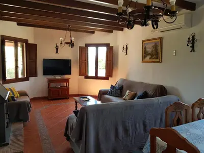 Una televisión o centro de entretenimiento en Casa Rural El Puerto