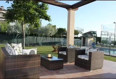 Piscina en o cerca de Precioso chalet con piscina y pista de padel