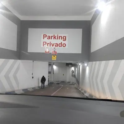 Certificado, premio, señal o documento que está expuesto en Góngora Home con parking