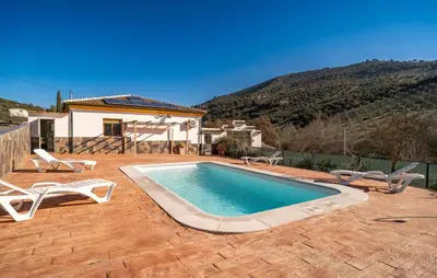 Piscina en o cerca de 3 Bedroom Gorgeous Home In Iznájar