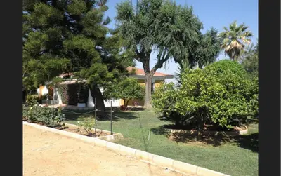 Jardín al aire libre en Casa de campo con piscina junto a Sevilla
