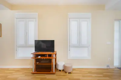 Una televisión o centro de entretenimiento en Casco Antiguo Moderno Luminoso
