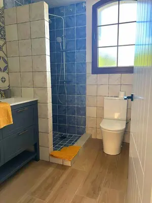 Un baño de Los Arcos