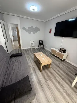 Una televisión o centro de entretenimiento en Like Home