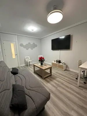 Una televisión o centro de entretenimiento en Like Home