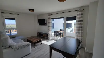 Una televisión o centro de entretenimiento en Apartamento cercano al Metro