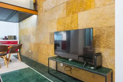 Una televisión o centro de entretenimiento en Modern Duplex - Loft Style - Historic Centre