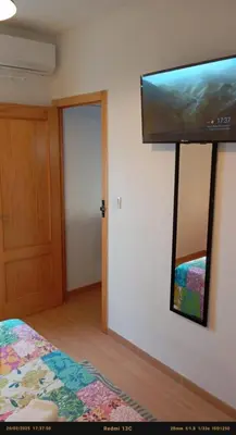 Una televisión o centro de entretenimiento en Habitaciones con baños privados a 10 minutos de la Catedral en zona de aparcamientos gratis