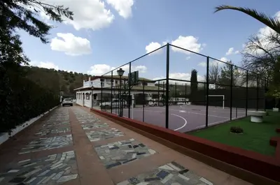 Instalaciones para jugar a tenis o squash en Villa Frasquita o alrededores