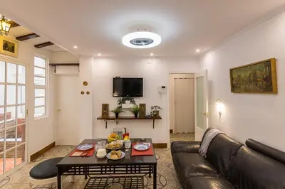 Una televisión o centro de entretenimiento en Deluxe Divina Apartment
