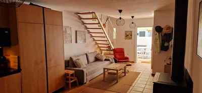 Zona de estar de Casa en El Pedroso de tres habitaciones