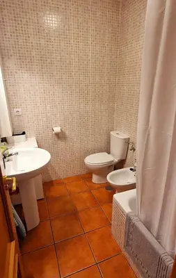 Un baño de Casa en El Pedroso de tres habitaciones
